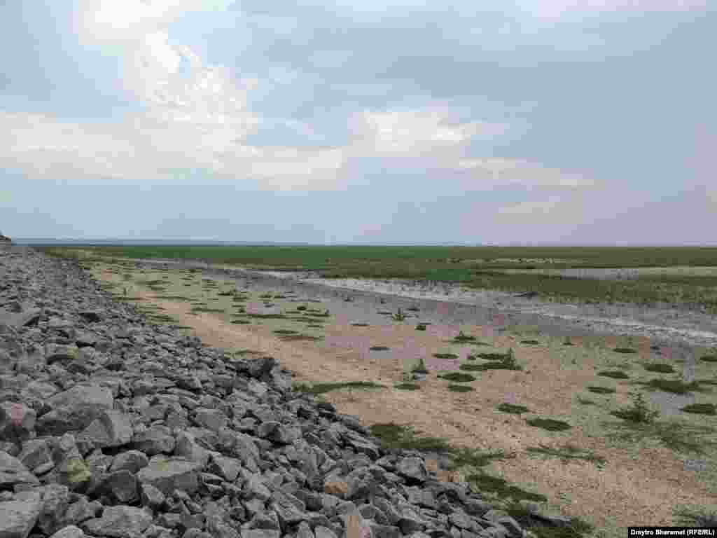 Так зараз виглядає територія, яка раніше була під водою Каховського водосховища. Дно висохло і поволі заростає травою.&nbsp; Серпень 2023 року Російська армія захопила Каховську ГЕС і взяла під свій контроль греблю Каховського водосховища на початку широкомасштабного вторгнення в Україну. Окупанти замінували Каховську ГЕС, про що повідомляли її працівники.