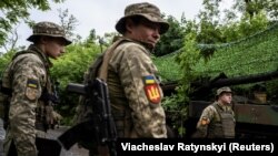 Українські артилеристи біля самохідної гаубиці «Цезар» французького виробництва перед стрільбою по позиціях російських військ. Неподалік від міста Авдіївки на Донеччині, 31 травня 2023 року, ілюстративне фото