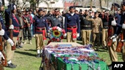 په دېره اسماعیل خان کې پولیس د خپل یو ملګري د جنازې پر مهال - پخوانی انځور.