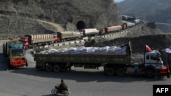 په خیبر دره کې تورخم ته پر تلونکې لار لسګونه سامان لېږدوونکي ګاډي ولاړ دي - انځور له ارشیفه. 