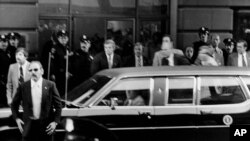 مأموران سرویس مخفی در حال بررسی صحنه درست پس از دومین اقدام سوءقصد به جان جرالد فورد