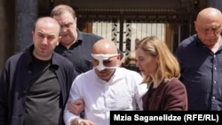 Բռնությունների ենթարկված Լևան Խաբեիշվիլին (լուսանկարի կենտրոնում)