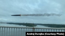 Російська ракета над Україною. Фото Жанни Кадирової із виставки у Німеччині.