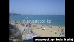 Падіння уламків збитої ракети над пляжем у Севастополі. Скриншот відео