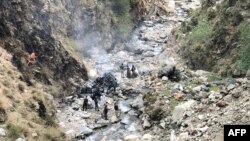 امنیتي سرتېري په بشام کې تر برید وروسته د پېښې په ځای کې پلټنې کوي - د مارچ ۲۶مې انځور.