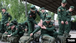 Российские призывники у сборного пункта военного комиссариата во время отправки к местам прохождения военной службы. Россия, Ростовская область (фото иллюстративное)