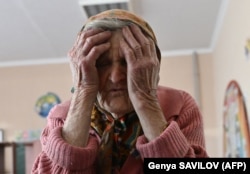 97-річна Лідія Ломіневська, яка пішки вийшла зі свого будинку в Очеретиному після російського бомбардування, у шелтері в Покровську, 28 квітня 2024 року