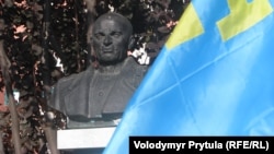 Qırımtatar bayrağı general Petro Ğrığorenko abidesi yanında, 2012 senesi oktâbrniñ 16-sı, Aqmescit