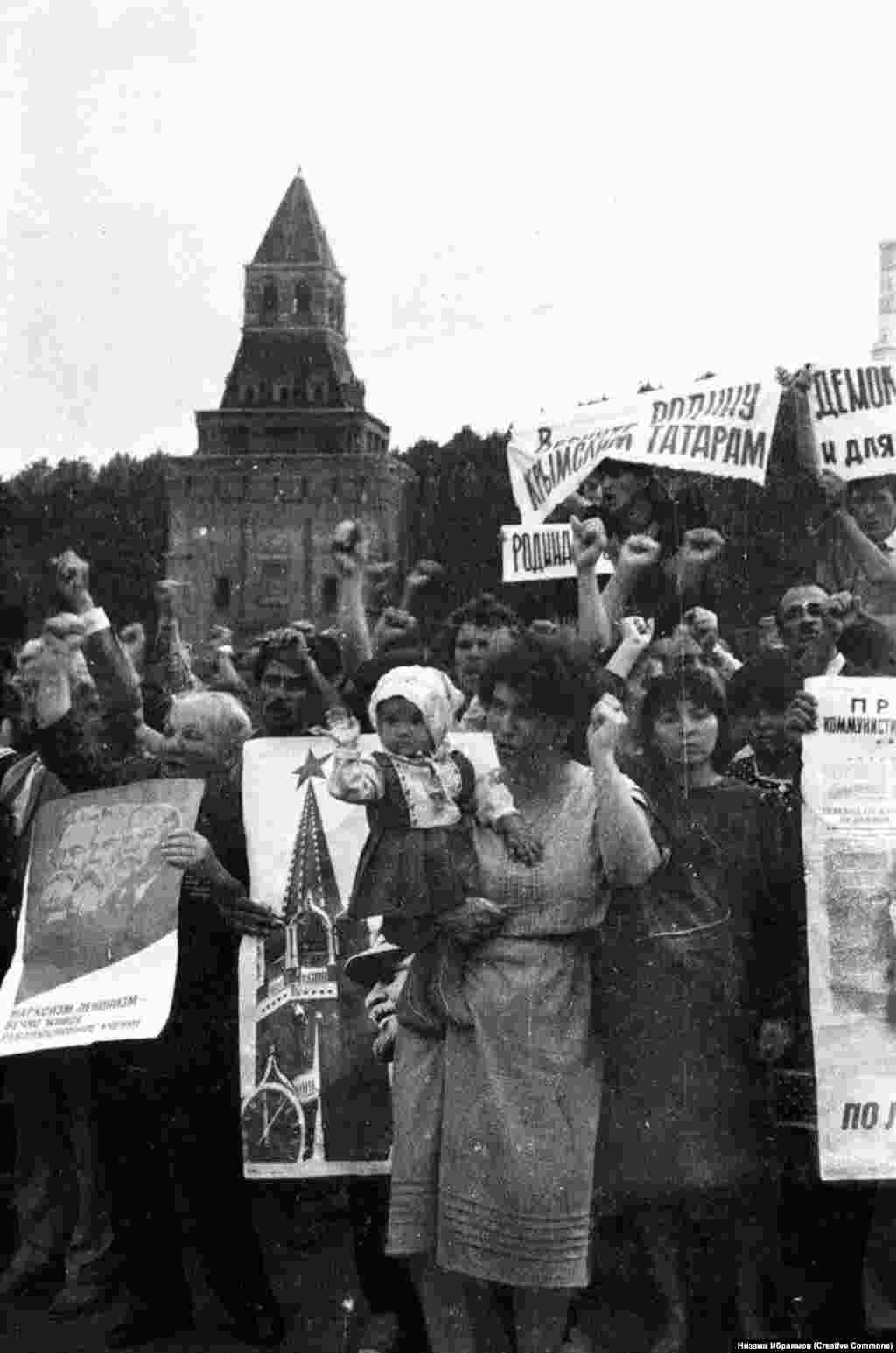 Протест чарасында катнашучылар