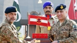 جنرال فیض حمید (ښي لوري ته) د ۲۰۲۱ز د نومبر پر ۲۲مه له جنرال نعمان محمود څخه د پېښور د قول اردو قوماندې ترلاسه کولو پر مهال.