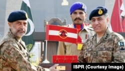 جنرال فیض حمید (ښي لوري ته) د ۲۰۲۱ز د نومبر پر ۲۲مه له جنرال نعمان محمود څخه د پېښور د قول اردو قوماندې ترلاسه کولو پر مهال.