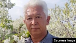 Кыяс Молдокасымов өз бакчасында. 12.4.2022.