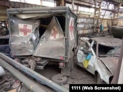 Квітень 2022 року. Маріуполь. Евакуаційна медична машина біля заводу Ілліча.