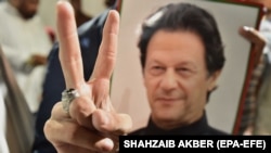 د عمران خان ملاتړې د مظاهرې په مهال په ګوتو د بریا نښه جوړه کړې - انځور له ارشیفه 