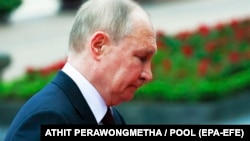 Владимир Путин во время визита во Вьетнам стоит перед Мавзолеем Хо Ши Мина. Ханой, 20 июня 2024 года