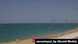 Уламки ракет падають у Чорне море поруч із пляжем Учкуєвка в Севастополі, червень 2024 року