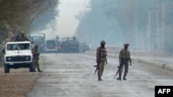 په سرای نورنګ کې د پاکستاني پوځ سرتېري ګزمه کوي ـ پخوانی انځور.