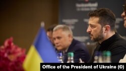 Prezident Volodımır Zelenskıy Barışıq sammitiniñ toplaşuvında. İsviçre, 2024 senesi iyünniñ 15-i