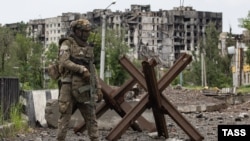 Военный ЧВК «Вагнер» на улицах разбомбленного Бахмута