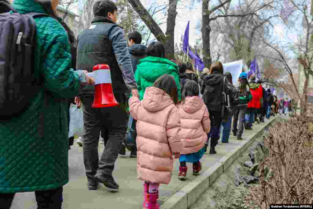 Некоторые пришли на марш целыми семьями.