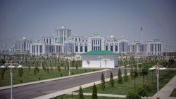 Diňle: Iri telekeçiler, ýokary wezipeli emeldarlar Arkadag şäherinden jaý satyn almaga höweslendirilýär
