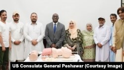 په پېښور کې د امريکې کونصلر جنرل د خبریالانو سره 