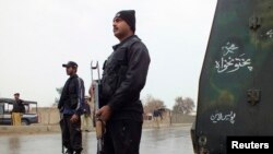 د لکي مروت پوليسو د دوی په چارو کې د مداخلې ضد پرلت وهلی وو. پخوانی انځور