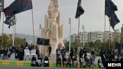 گروهی از طرفداران حکومتی حاضر در مراسم تشییع جنازه ابراهیم رئیسی در بیرجند