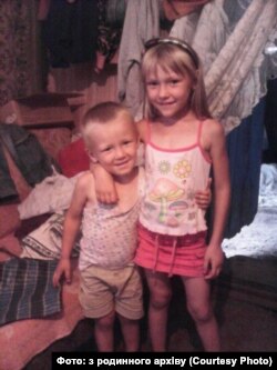 Маленький Олександр Сірий зі старшою сестрою. Фото з родинного архіву