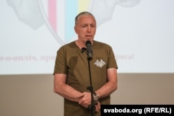 Аляксей Францкевіч на адкрыцьці ў Вільні беларускай выставы «З Украінай у сэрцы» у Вільні. Архіў