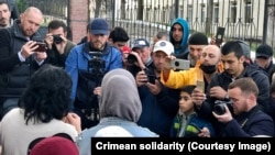 Адвокати, громадянські журналісти та учасники громадського руху «Кримська солідарність» біля будівлі Кримського гарнізонного військового суду. Сімферополь, квітень 2023 року
