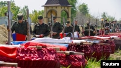 Украинанын Луганск аймагындагы салгылашта каза болгон орус аскерлерин жерге берүү учуру. 18-май, 2023-жыл.