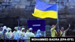 Українські спортсмени під час церемонії відкриття Олімпійських ігор у Парижі, 26 липня 2024 року