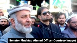 سېنېټر مشتاق احمد خان د جون پر ۱۲مه په میرامشاه کې د پښتون ژغورنې غورځنګ پرلت ته ورغلی وو. (انځور: ارشیف) 