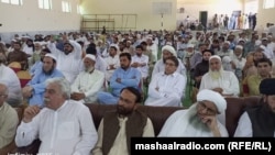 د جون پر۱۱مه په غلنۍ کې د سیاسي ډلو مشران د جرګې په خیمه کې ناست دي.