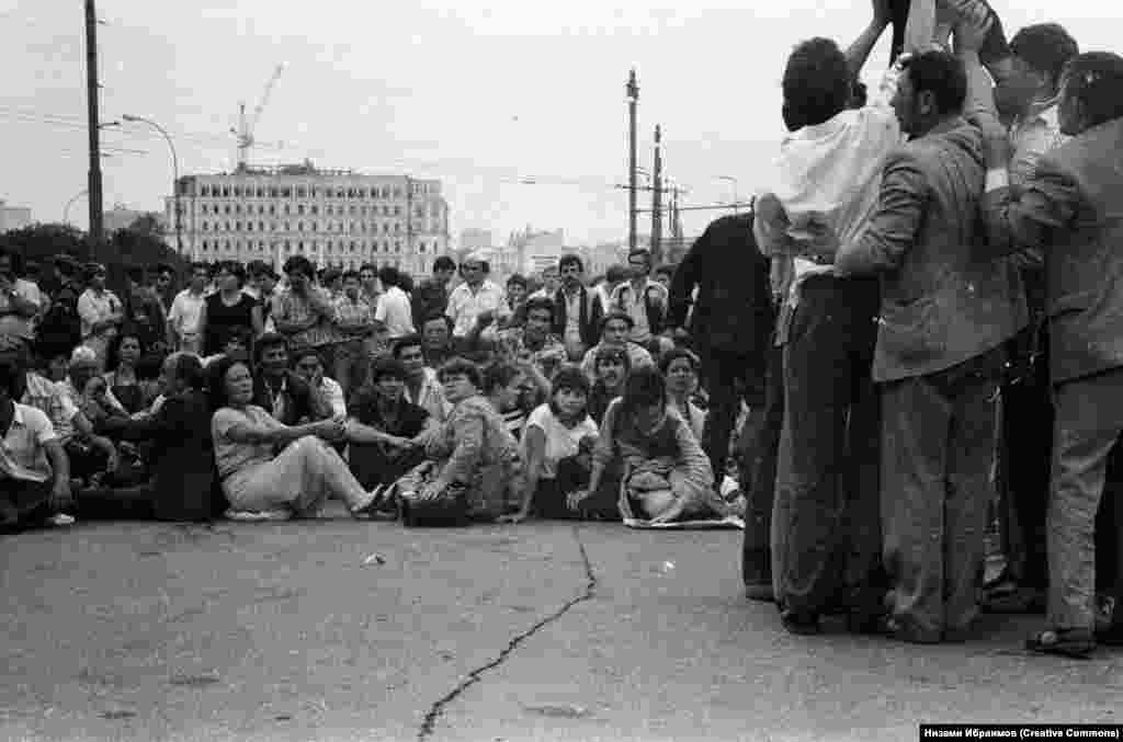 Протест чарасында катнашучылар