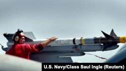 Авиационный техник осматривает ракету AIM-9 «Sidewinder» перед полетом. Архивное фото