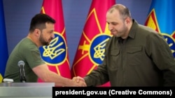 Рустем Умеров (справа от Владимира Зеленского) и начальник Генерального штаба Андрей Гнатов несколько дней работали с представителями президента Дональда Трампа в Соединенных Штатах