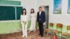 Помощник и дочь президента Узбекистана Саида Мирзияева и хоким Сурхандарьинской области Улугбек Касимов осматривают школу в Ангорском районе Сурхандарьинской области, которая требует капитального ремонта, июнь 2023 года.