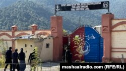 د پولیسو سرتېري د لدا تاڼې مخې ته پهره کوي - پخوانی انځور.