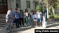 Работники скорой помощи перед зданием Минздрава. 1 августа. Фото ИА 24.kg.