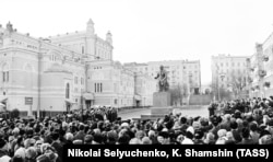 Урочистий мітинг під час церемонії відкриття пам'ятника видатному українському композитору Миколі Лисенку роботи скульптора Олександра Ковальова на Володимирській вулиці у Києві, 29 грудня 1965 року