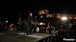 Теван Погосян выступает перед протестующими на площади Республики в Ереване, 22 сентября 2023 г.