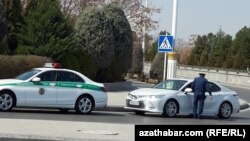 Ýol polisiýasy tarapyndan saklanan ulag sürüjisi (Arhiw suraty)