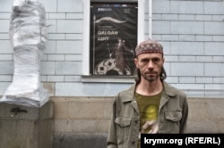 Рустем Скибін біля Київської картинної галереї перед відкриттям виставки «Qalqan/Щит»