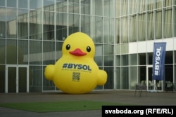 Жоўтая надзіманая качка, якая апошнім часам рэклямавала дзейнасьць BySol на фэстывалях