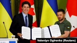 Президент України Володимир Зеленський (праворуч) і прем’єр-міністр Канади Джастін Трюдо на пресконференції демонструють підписану декларацію. Київ, 10 червня 2023 року