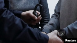 47-річний підозрюваний перебуває під слідством за вчинення державної зради шляхом передачі відомостей, що становлять державну таємницю