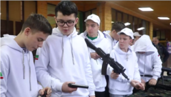 Школьники в "патриотическом" детском лагере в Чечне, иллюстративное фото