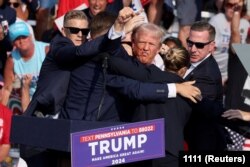 Дональд Трамп пасьля спробы нападу ў горадзе Батлеры. 13 ліпеня 2024